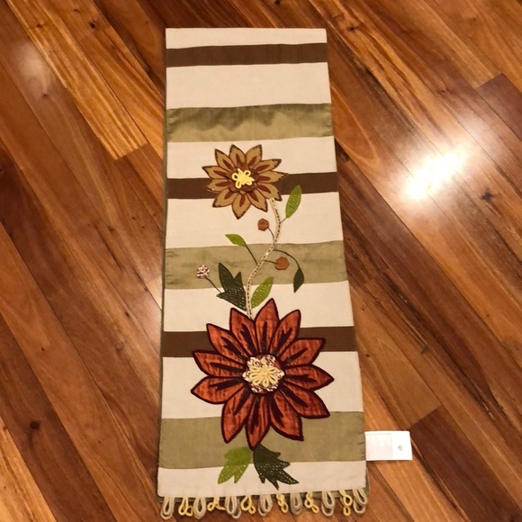 Pier 1 Other - Pier 1 Table Runner Beautiful  🍂